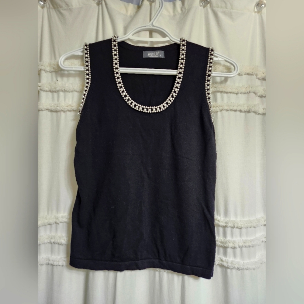 Wanko Sleeveless top with faux pearls. Size small